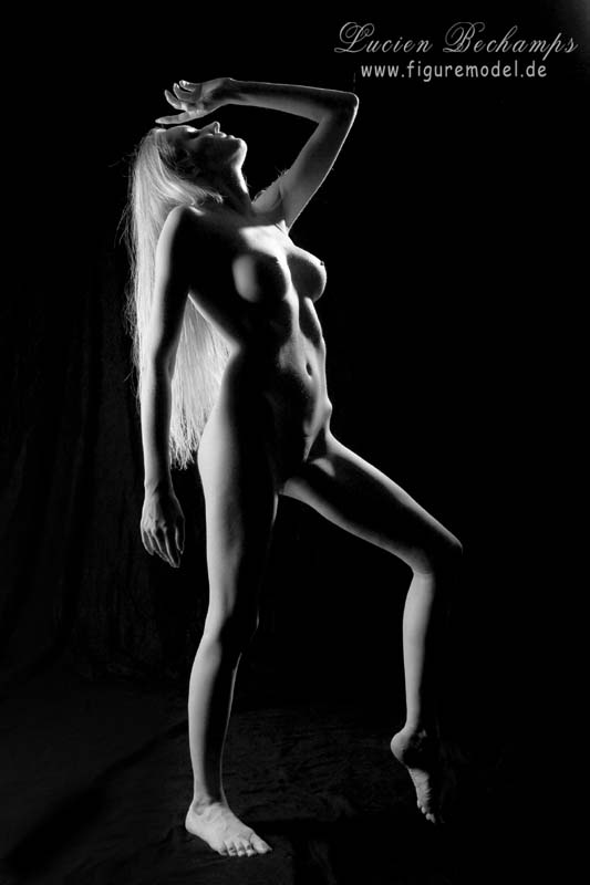 L`art de Lucien Bechamps | 201507 Vollbusige Emily | dancing-nude-model-500 | figuremodel.de