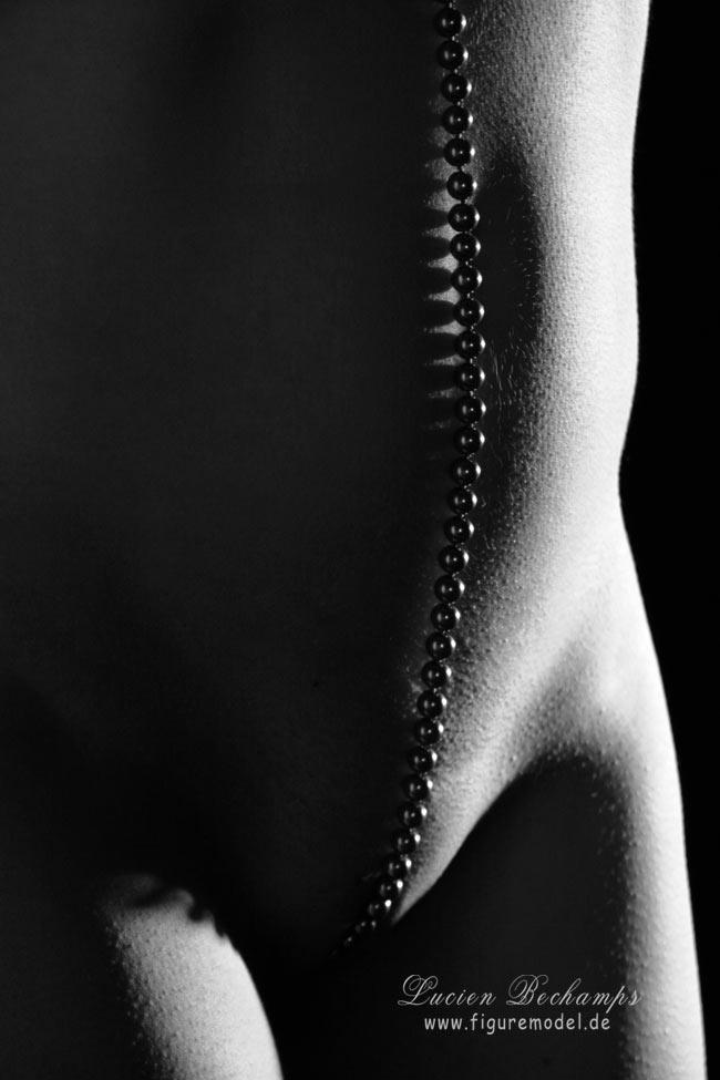 L`art de Lucien Bechamps | Body-details | Perlenkette-untenrum | figuremodel.de